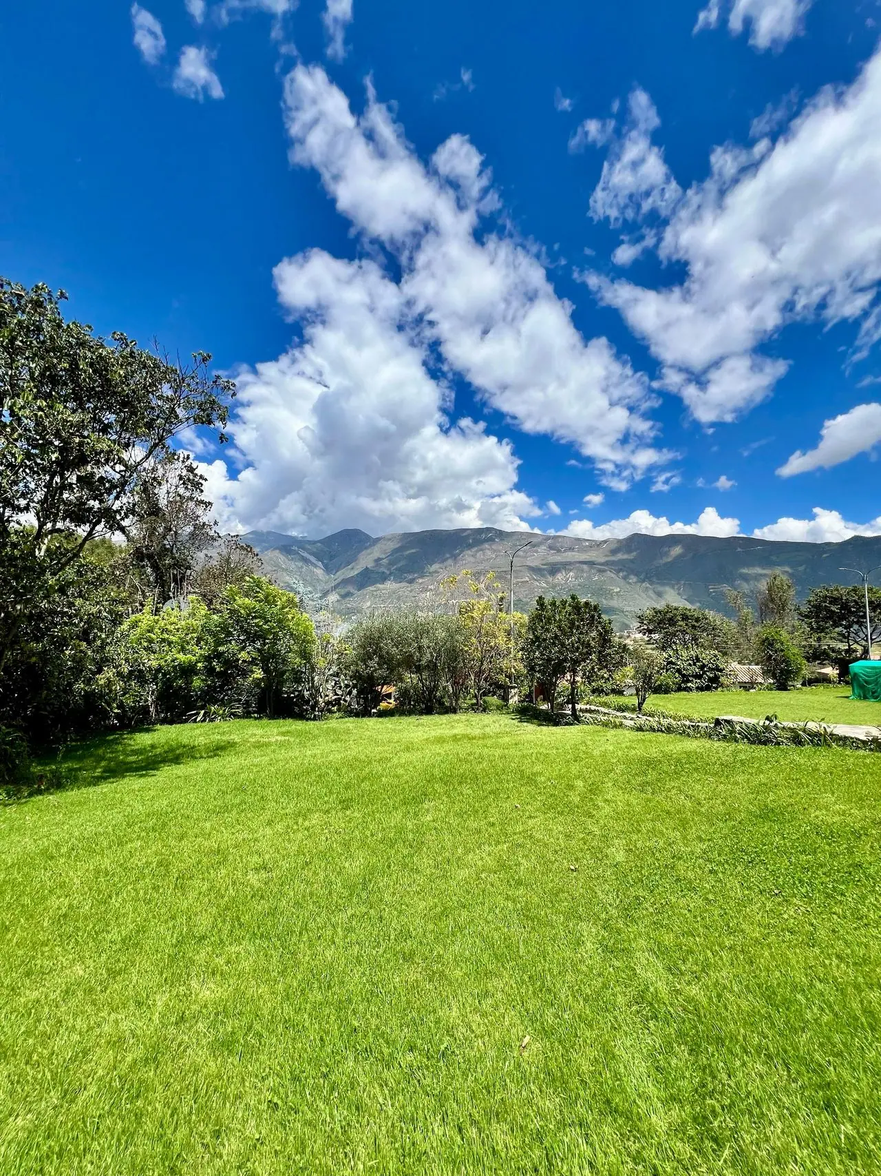 Amplio césped con la Cordillera Blanca al fondo