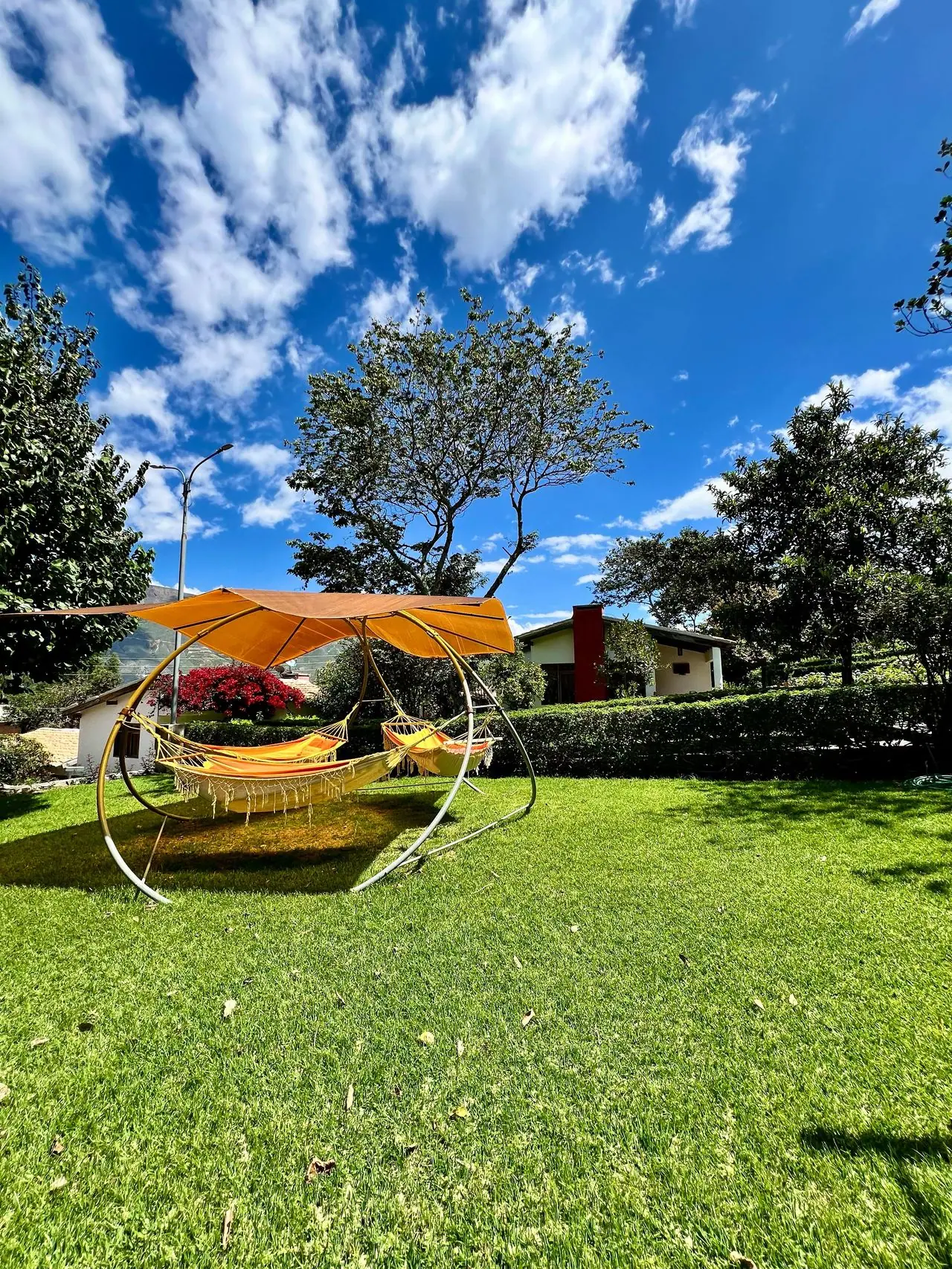 Zona de hamacas sobre el césped con cielo azul