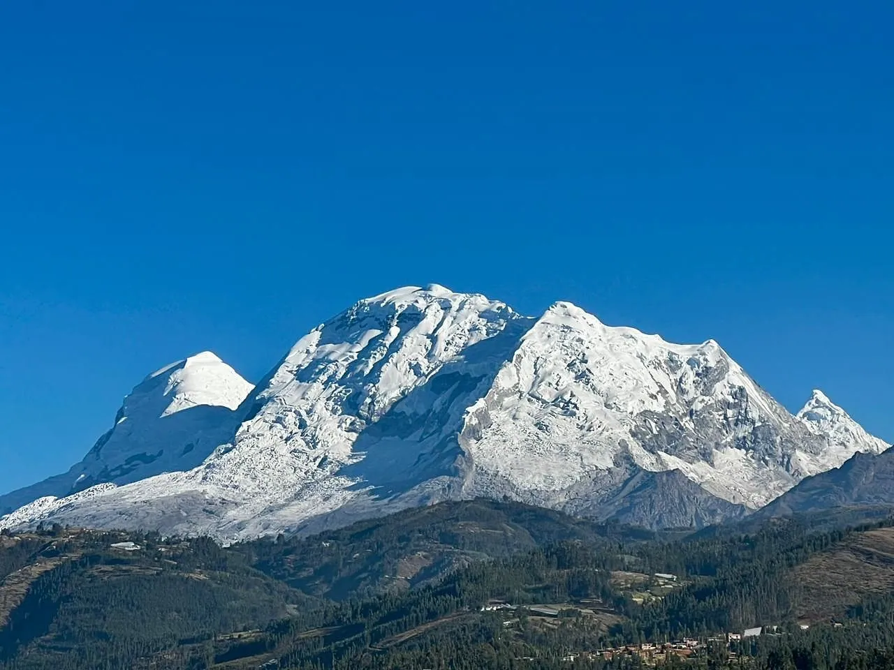 El nevado Huascarán y la Cordillera Blanca bajo un cielo azul, vistos desde Yungay