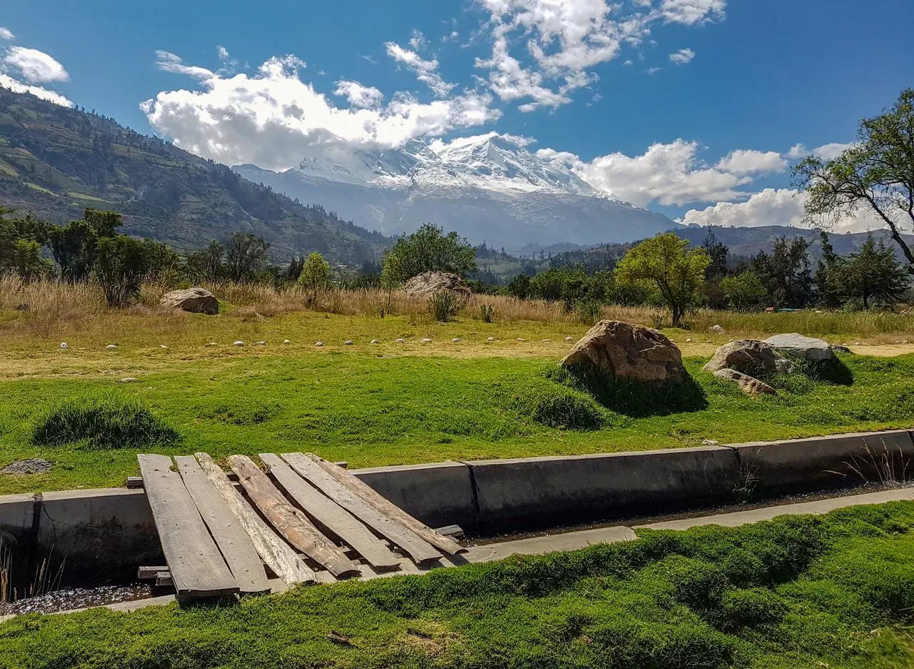 El Huascarán visto desde Yungay, con el valle verde en primer plano