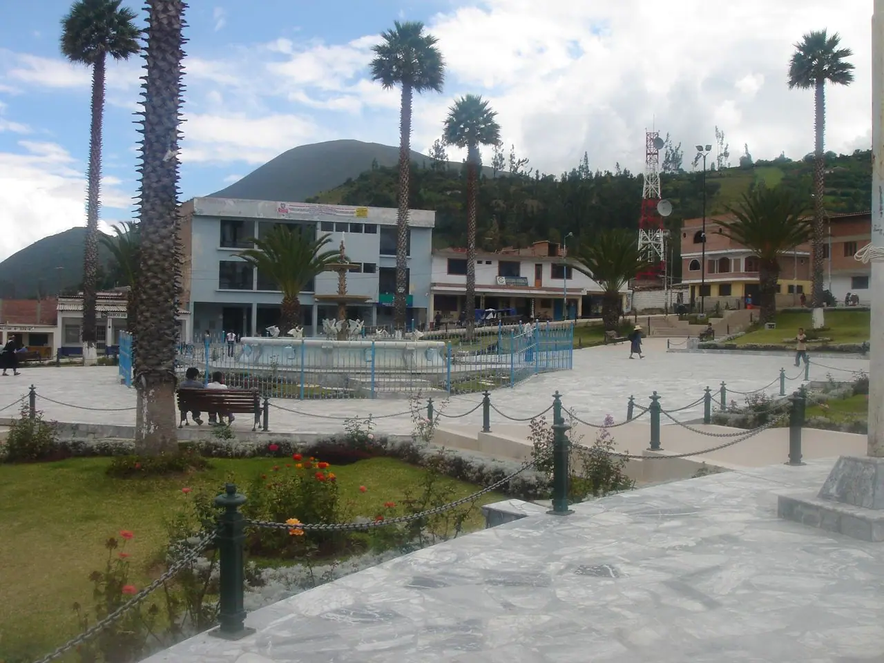 Plaza central de Yungay con palmeras y edificios a su alrededor