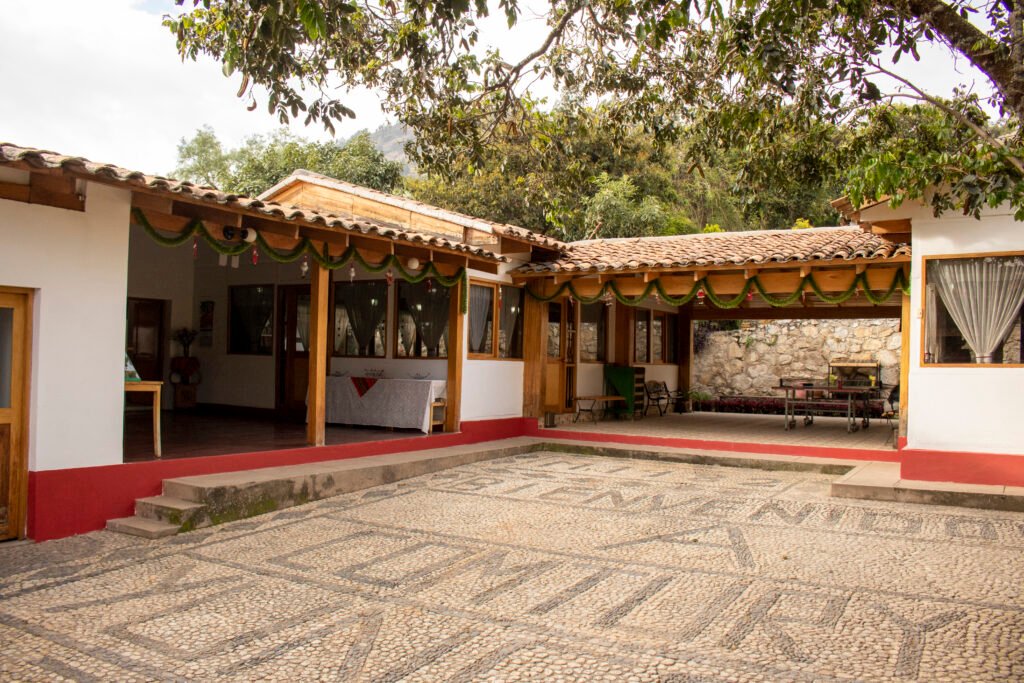 Comtury Lodge - Estacionamiento Interno